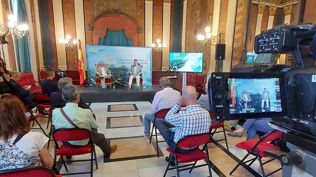 El consejero de Cultura de la Junta de Castilla y León, Gonzalo Santonja, participó en la cuarta jornada del Foro para el Desarrollo Estratégico de Burgos organizada por el grupo municipal de Vox. ECB