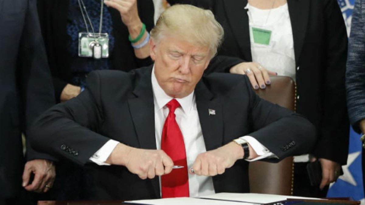 Donald Trump se dispone a firmar la orden ejecutiva para la construcción del muro de México, este miércoles.-AP / PABLO MARTÍNEZ MONSIVAIS