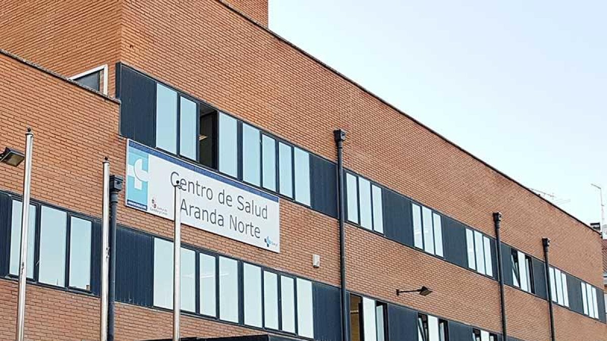 Entrada principal del Centro de Salud Norte de Aranda de Duero, que atiende a 3.000 niños en Pediatría. L. V.