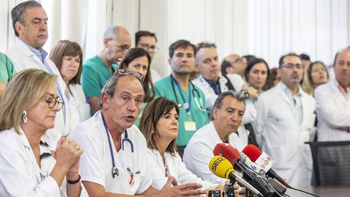 Casi cuarenta jefes de servicio del HUBU comparecieron juntos para rechazar la maniobra de Sacyl cesando al gerente del centro sin consultarles.-SANTI OTERO