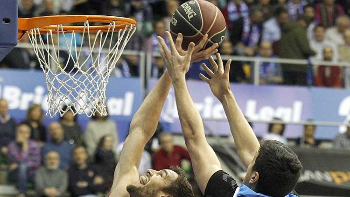Huskic lucha por un rebote con el jugador del Valencia Doornekamp, ayer.-SANTI OTERO