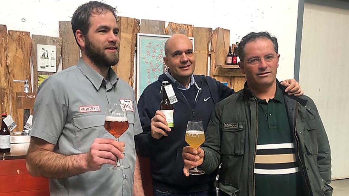 El alcalde, Javier Arroyo, junto a los responsables de Mica. L. V.