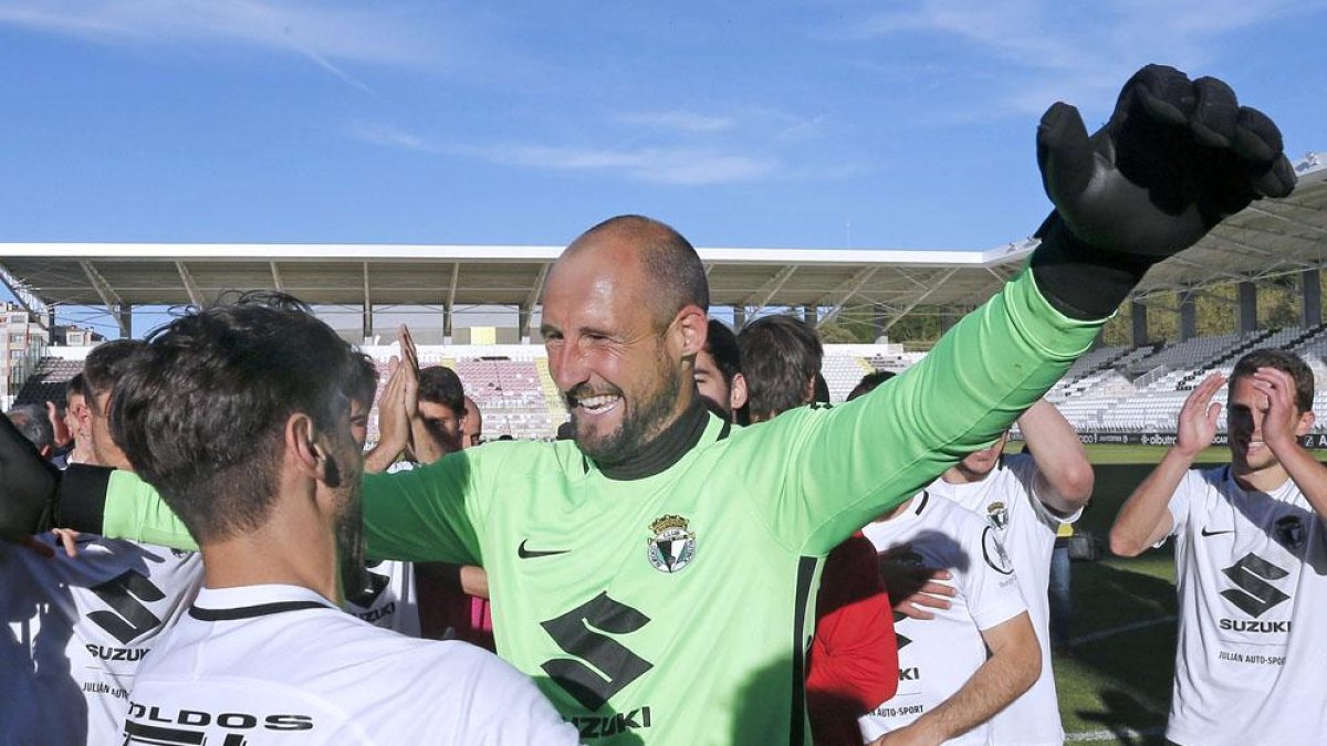 Andrés y Mikel Saizar se abrazan al término del partido disputado ayer.-SANTI OTERO