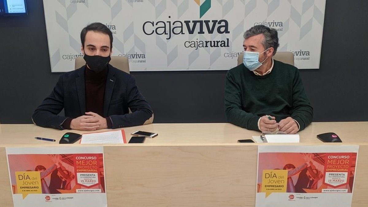 El presidente de AJE, Álvaro Peso, con el presidente de la Fundación Caja Rural de Burgos, Tomás Fisac, presentando el Día del Joven Empresario. SANTI OTERO