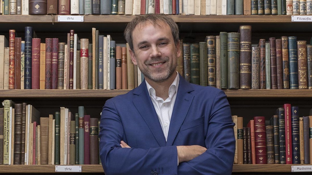 El escritor Luis Zueco presenta su nueva novela en Burgos. ASÍS G. AYERBE