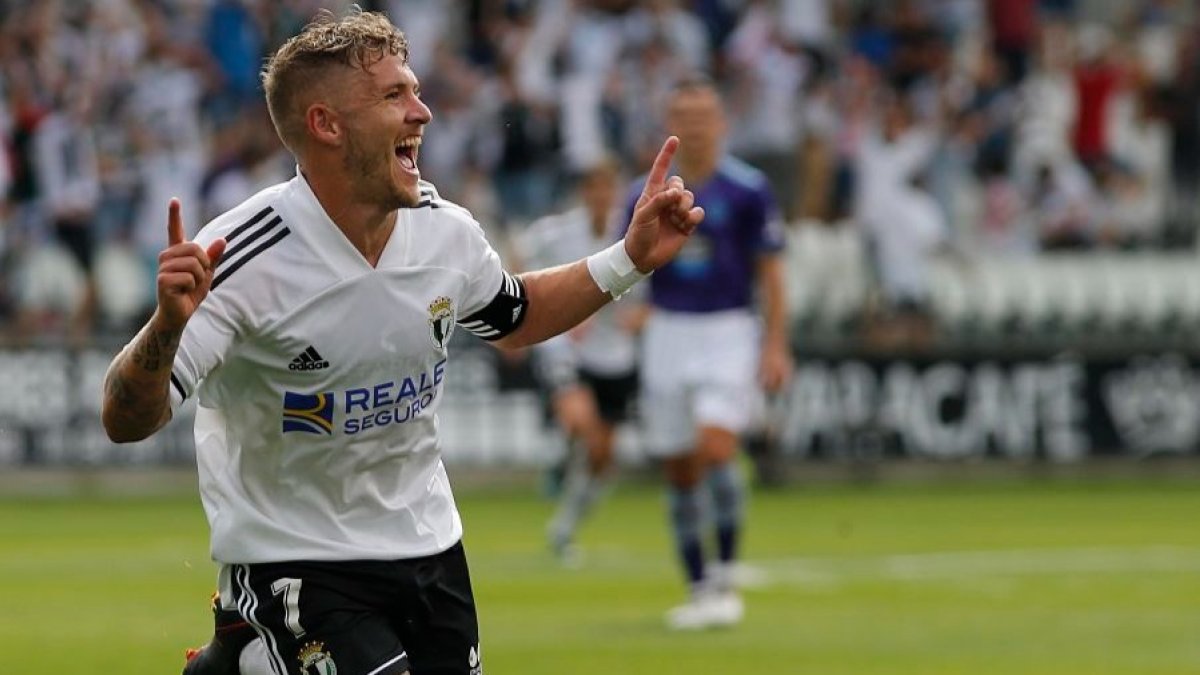Juanma marcó dos de los tres goles del Burgos CF contra el Real Valladolid. FOTOS: SANTI OTERO