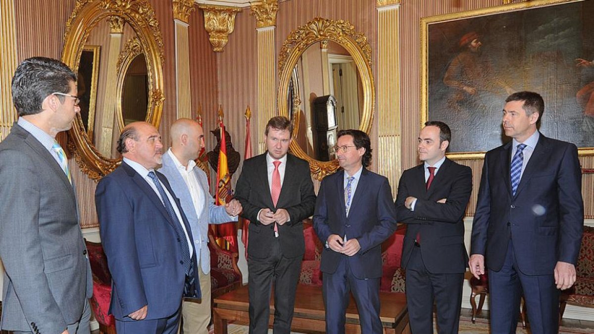 El alcalde recibió ayer a los organizadores del congreso.-ISRAEL L. MURILLO