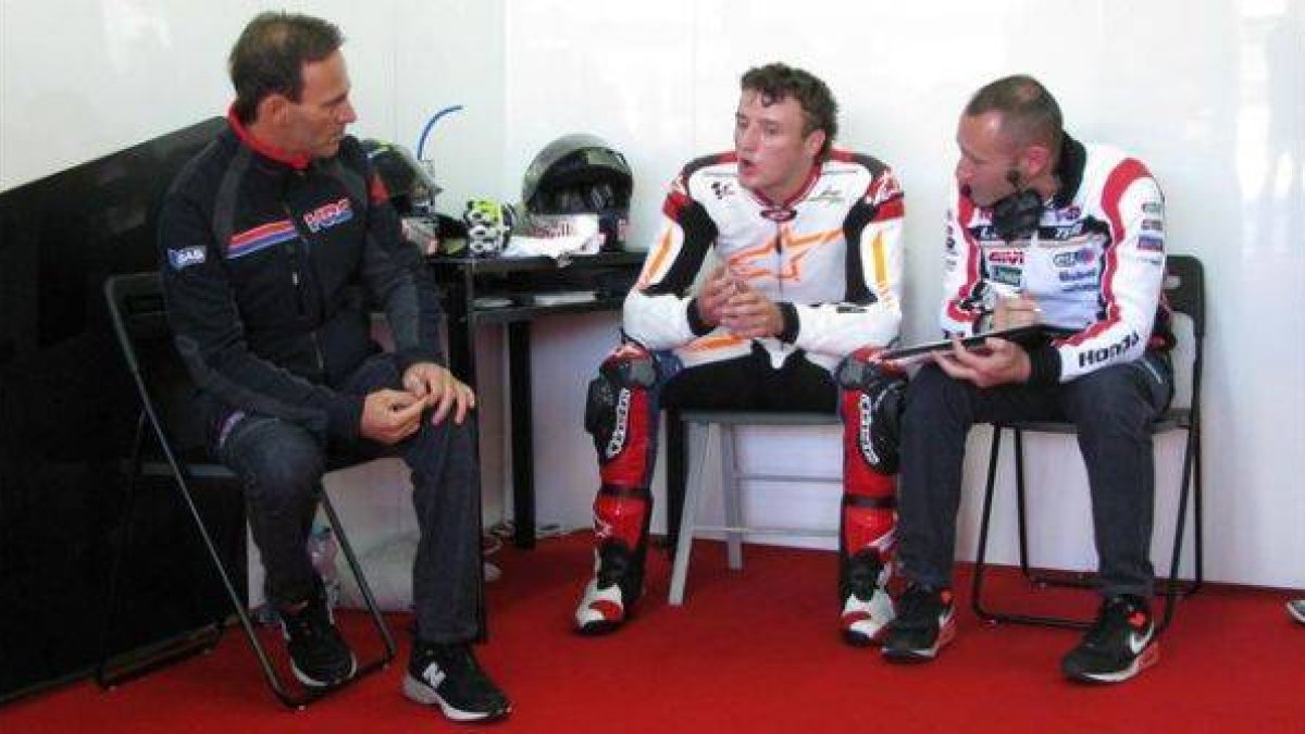 Alberto Puig, Jack Miller y Christian Gabarrini en el boxe del equipo de Lucio Chechinello en Cheste.-Foto: EMILIO PÉREZ DE ROZAS