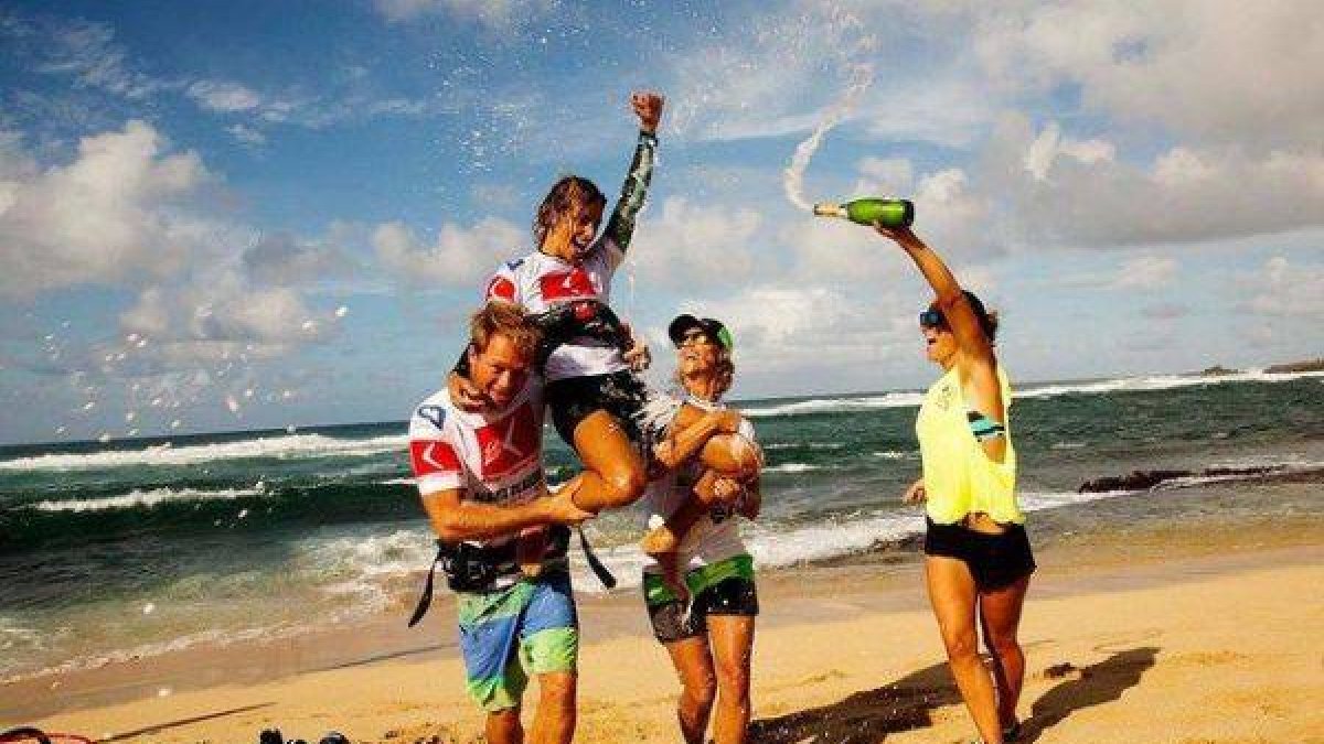 Iballa Ruano, alzada a hombros en Hawái como campeona de la Copa del Mundo por sus amigos (entre ellas su hermana Daida, subcampeona).-Foto: PWA WORLD TOUR
