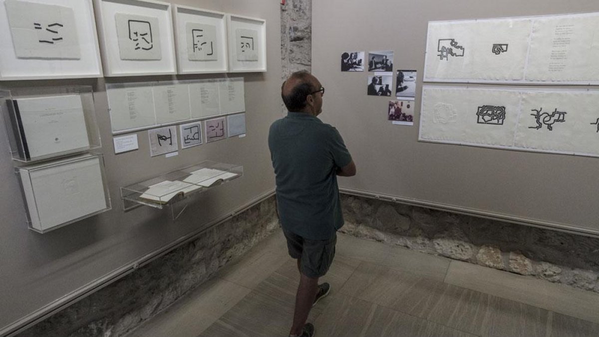 ‘Más allá: libros de artista de Eduardo Chillida’ despliega cada volumen como si fueran láminas, expone la caja que lo contiene y lo completa con fotos, cartas...-Santi Otero