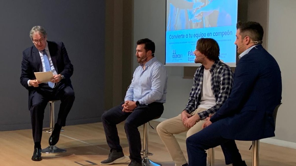 Arcega junto a los directivos de Aparejadores, Burgos CF y San Pablo. ECB