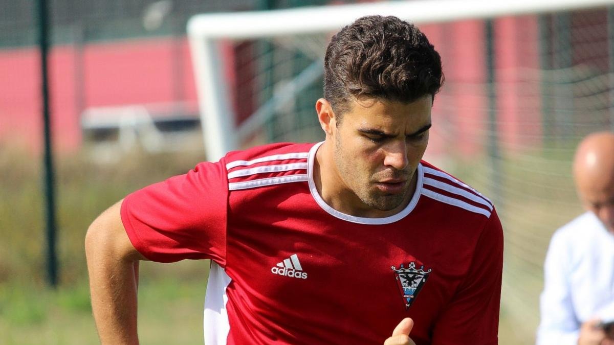 Alexander González, durante su primer entrenamiento con el Mirandés, ayer.-TWITTER / @CDMIRANDES