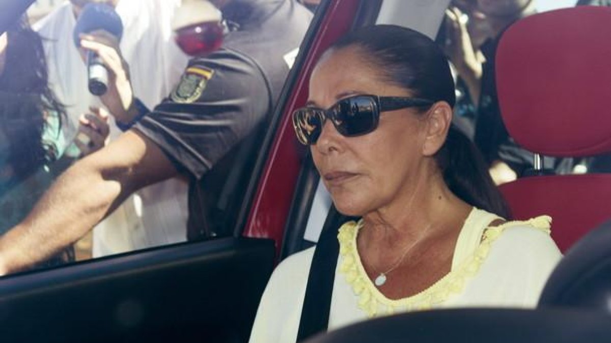 Isabel Pantoja saliendo de la cárcel de Alcalá de Guadaíra (Sevilla), el pasado 30 de julio, para disfrutar de su segundo permiso penitenciario.-EFE / RAÚL CARO
