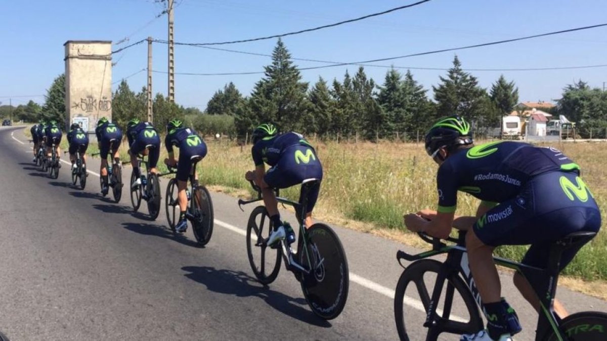 El equipo Movistar prepara la contrarreloj por los alrededores de Nîmes.-EL PERIÓDICO