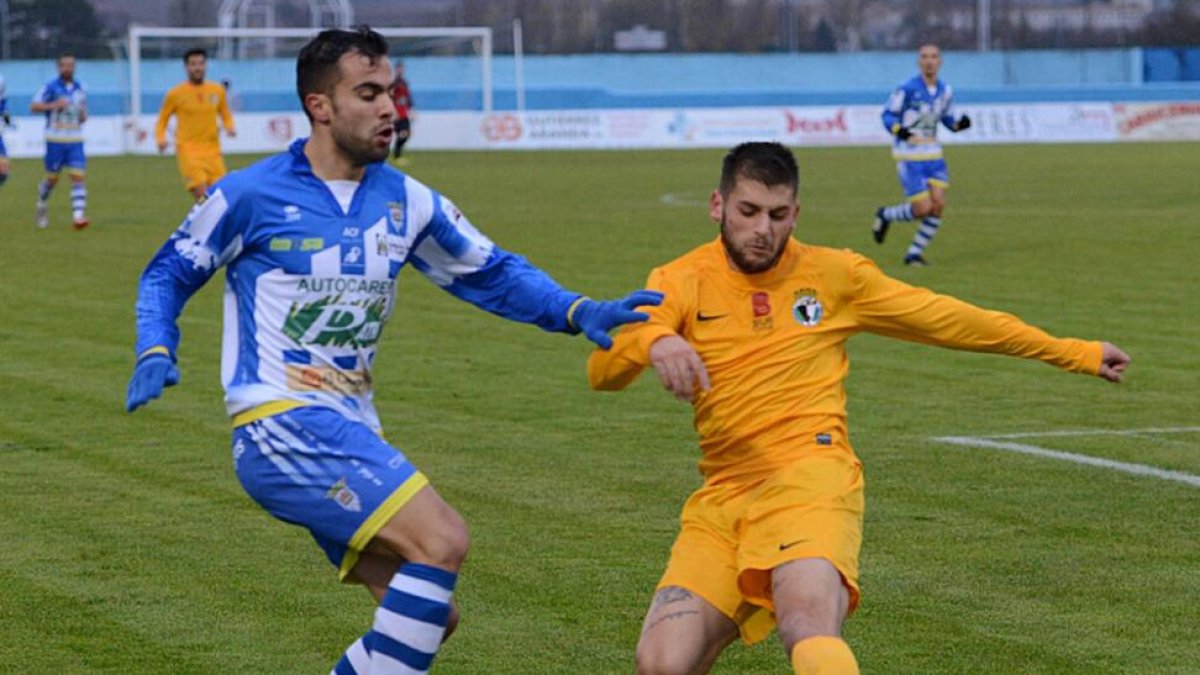El derbi provincial de la primera vuelta, jugado en El Montecillo, terminó con 2-2 en el marcador-Alberto Calvo