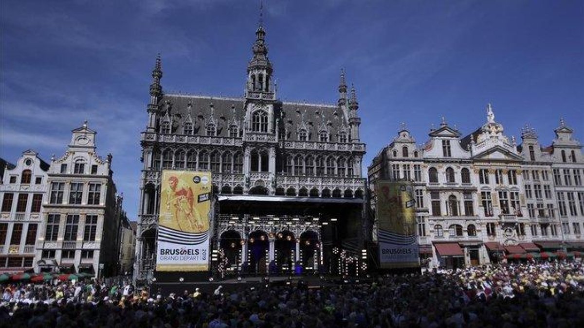 La famosa Grand Place de Bruselas, este jueves, llena de público en la solemne presentación de los equipos participantes en el Tour 2019.-AP / THIBAUT CAMUS