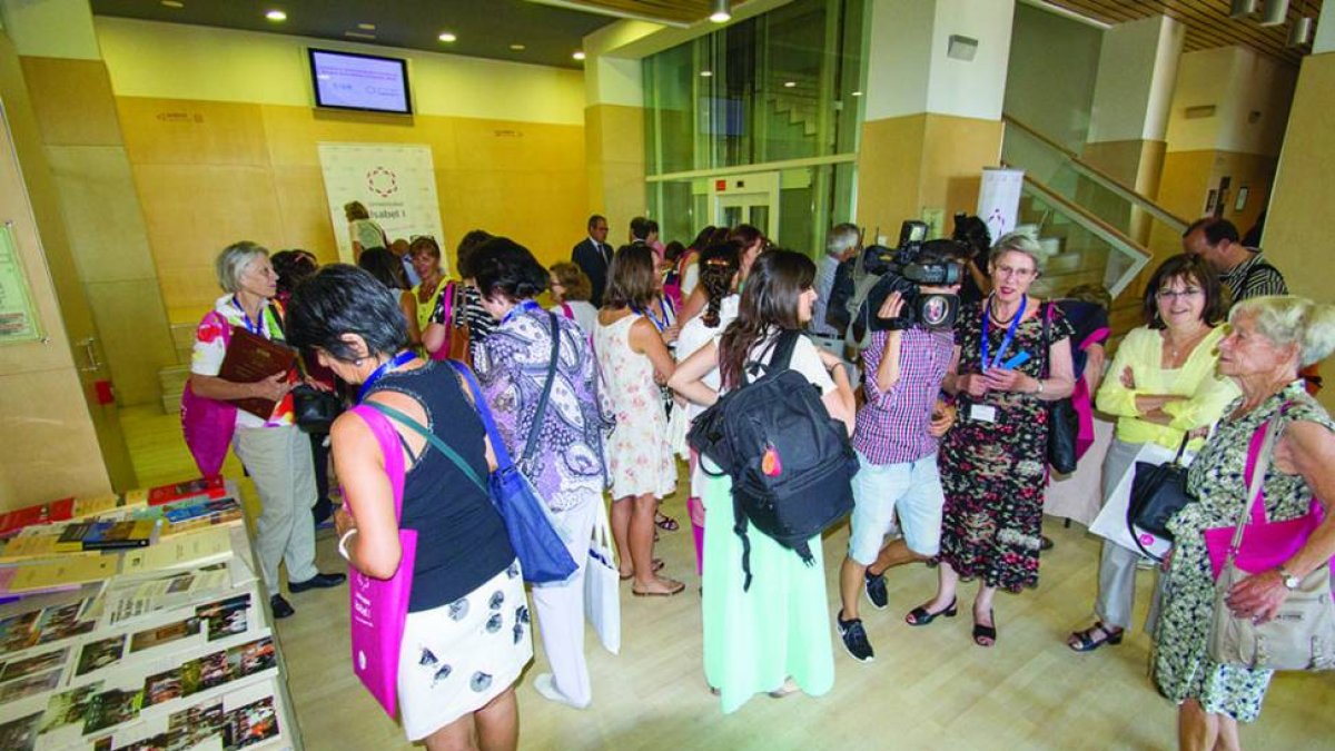 Congresistas en el hall de la Universidad Isabel I antes de iniciarse las ponencias.-ECB