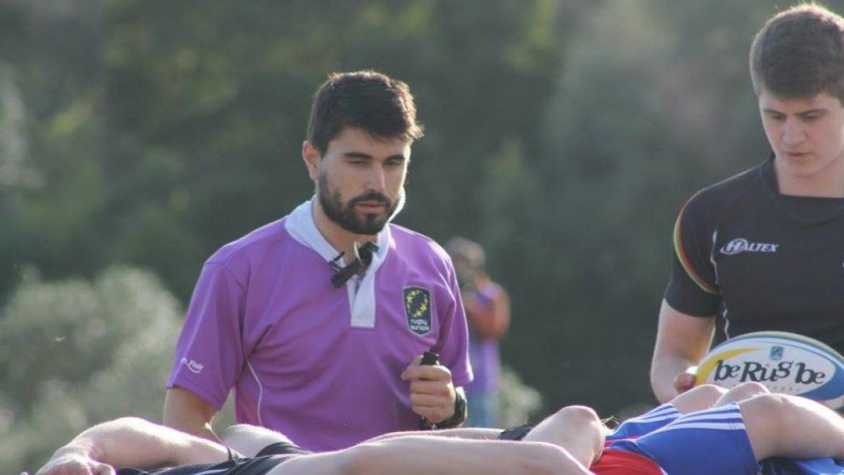 Jorge Molpeceres observa la preparación de una melé durante un partido internacional.-ECB