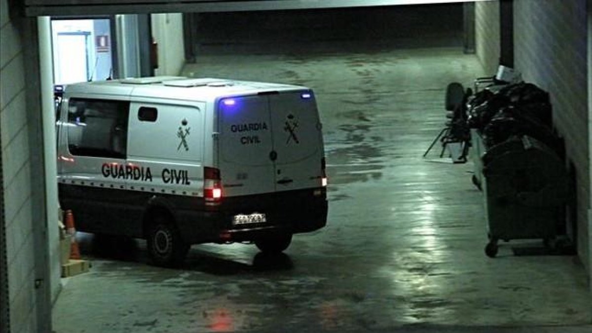 Un furgón de la Guardia Civil accede a la Ciudad de la Justicia de Valencia donde han pasado a disposicion del Juzgado de Instruccion 18 algunos de los detenidos en la operacion Taula.-EFE / MANUEL BRUQUE