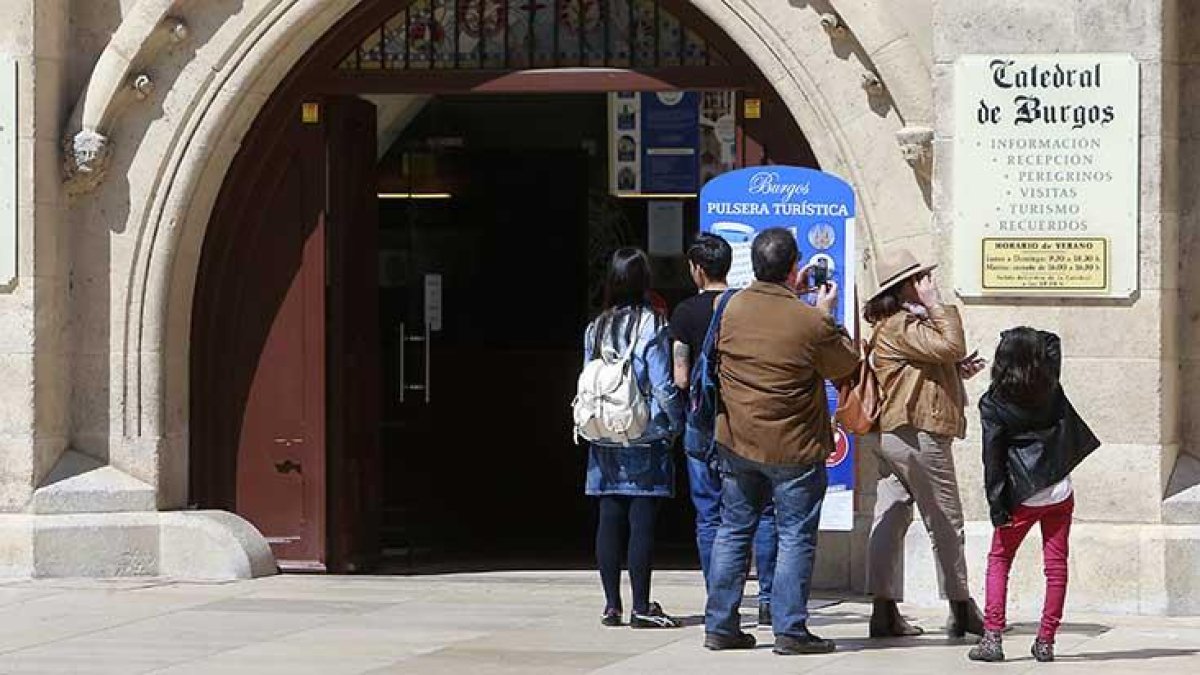 Un grupo de turistas, en la zona de venta de billetes de la Catedral.-RAÚL G. OCHOA