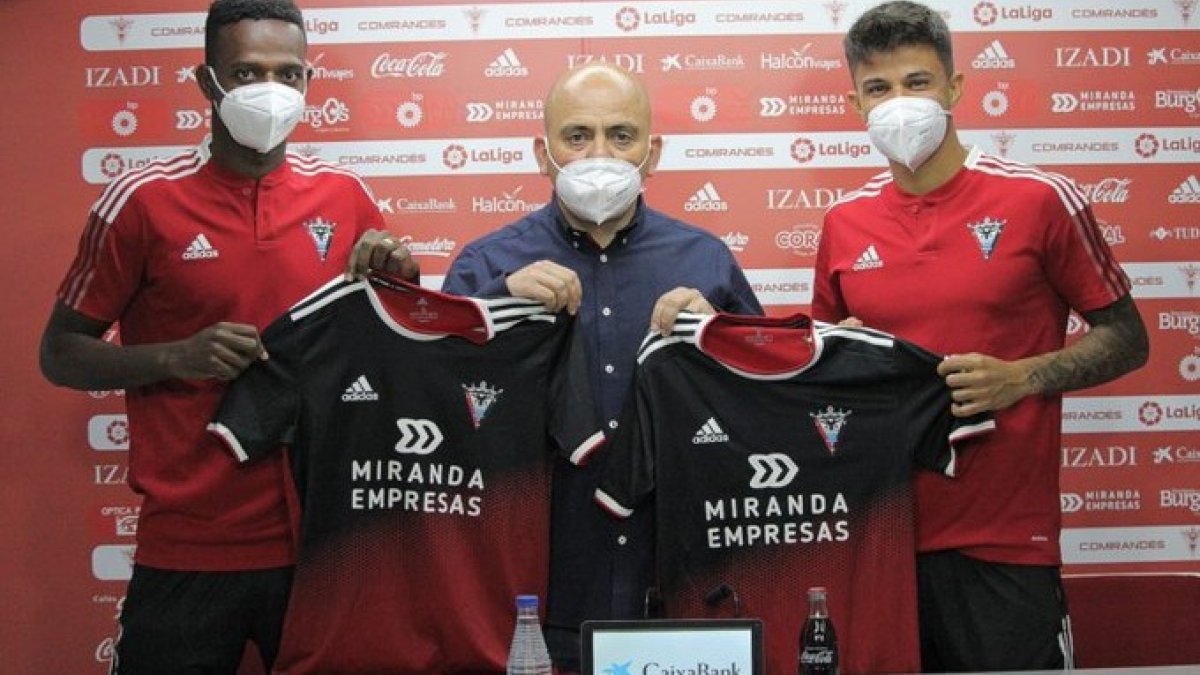 Anderson Arroyo y Roger Brugé posan junto al director deportivo del Mirandés, Chema Aragón.  TWITTER / @CDMIRANDES