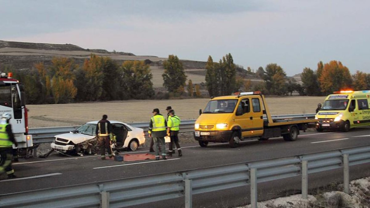 Efectivos sanitarios, bomberos y agentes de la Guardia Civil durante la intervención de ayer en la N-I.-G.G.