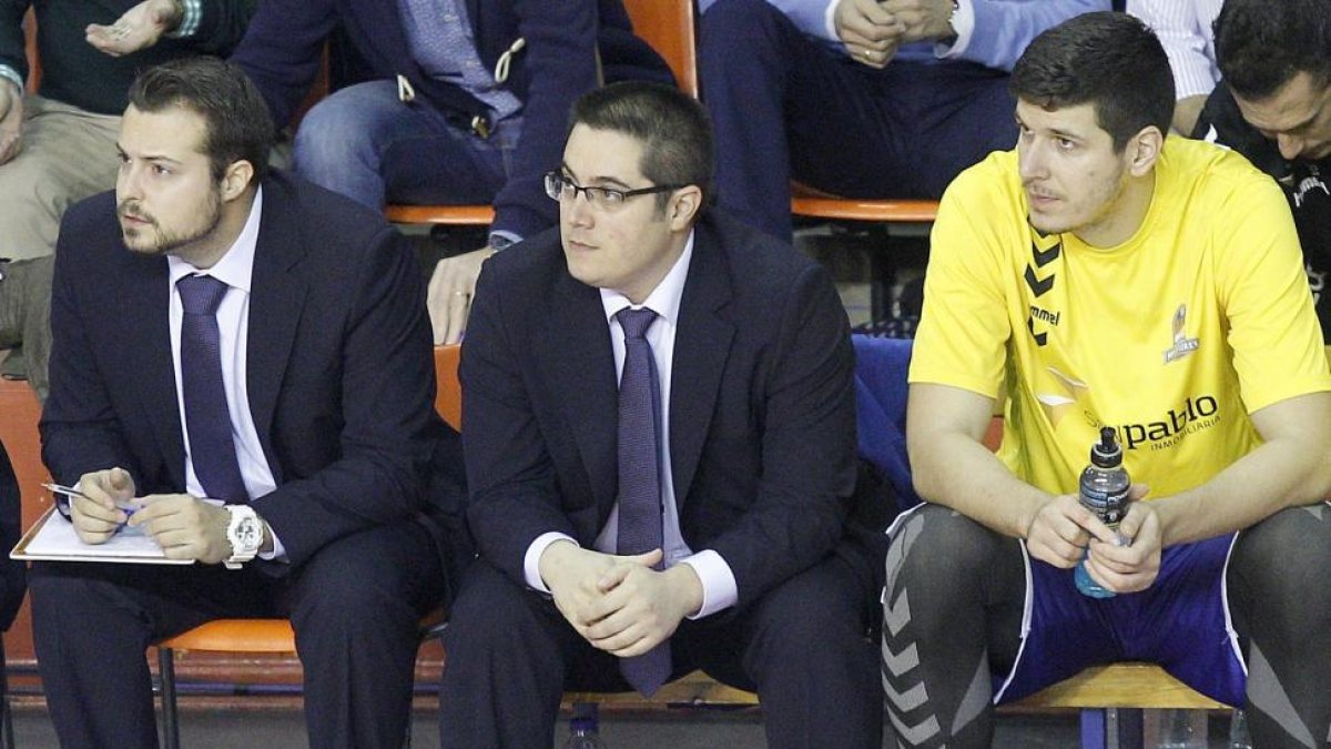 Epi, en el centro de la imagen, durante un partido.-SANTI OTERO