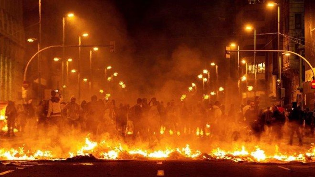 La calle Aragón de Barcelona, este martes.-EFE / ENRIC FONTCOBERTA