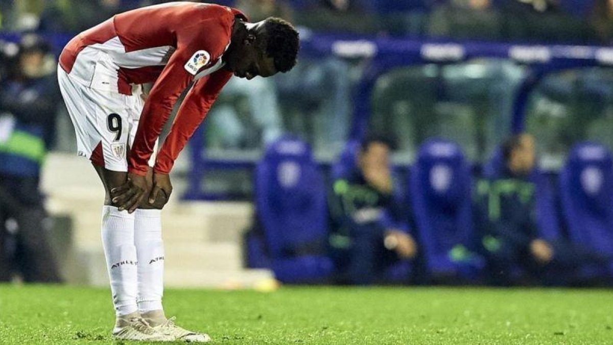 Iñaki Williams revela su deseperación en el último partido liguero liguero en el campo del Levante, donde el Athletic sucumbió por 3-0.-GETTY IMAGES