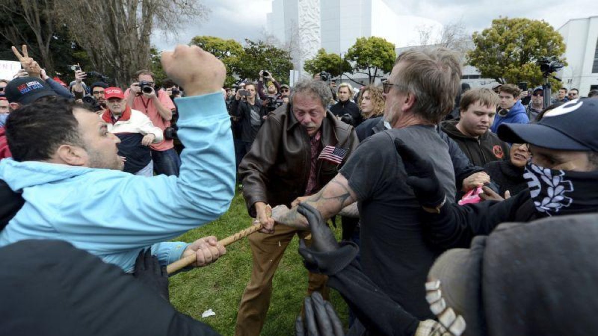 Partidarios y defensores de Trump se enfrentan en una protesta en Berkeley.-AP / DAN HONDA