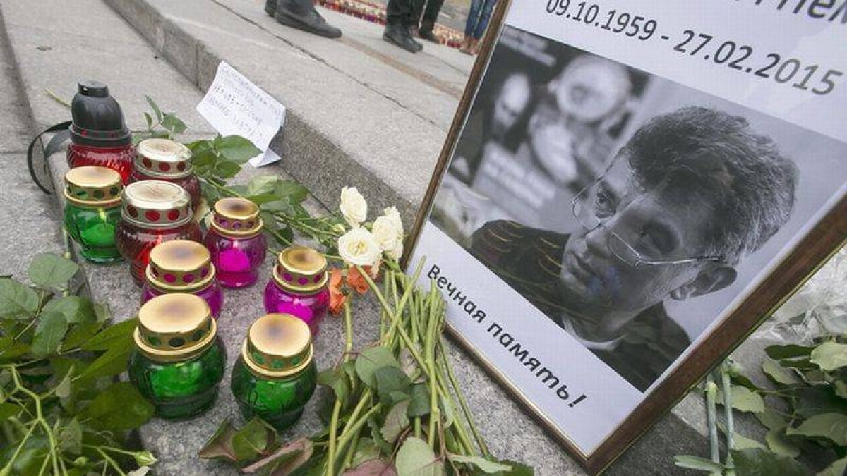 Flores en memoria de Nemtsov.-Foto: SERGEY DOLZHENKO / EFE