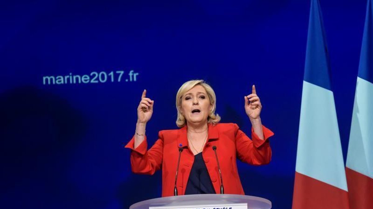 La líder y candidata del partido Frente Nacional (FN) a la presidencia de Francia, Marine Le Pen, da un discurso durante una concentración de campaña electoral el pasado lunes.-EFE