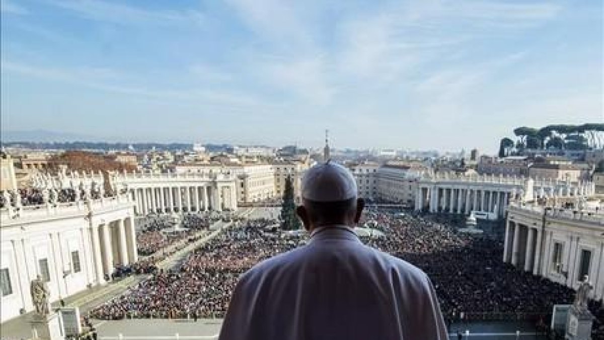 El Papa, en el balcón de la Logia central de la basílica de San Pedro, esta mañana.-AFP