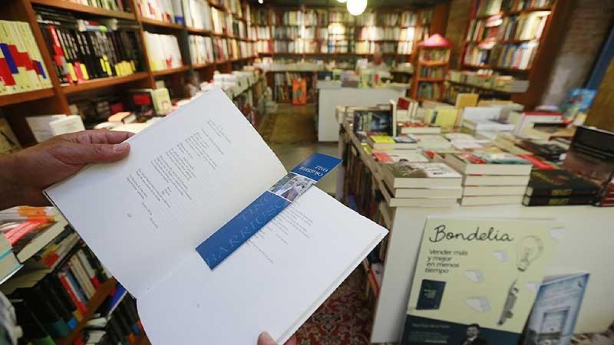 Tino Barriuso es el último vate que se ha sumado a esta iniciativa de las librerías burgalesas.-Raúl Ochoa
