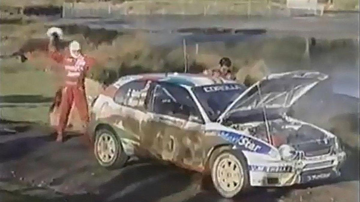 Sainz y Moya, junto al Toyota averiado, a escasos 500 metros de la meta.-YOUTUBE