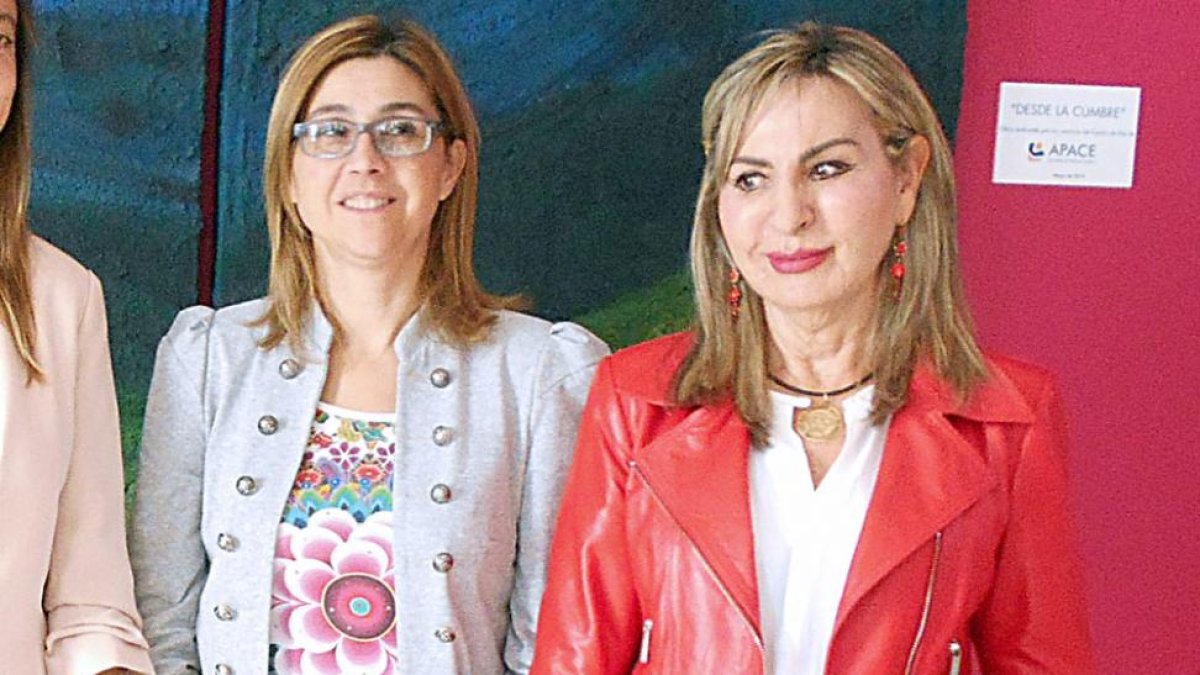 Raquel González y Azucena Esteban el pasado lunes en un acto público.-L.V.