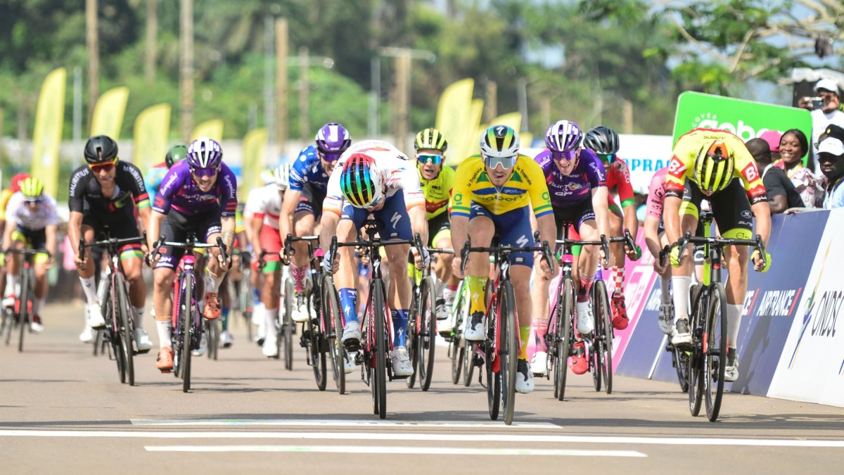 Los tres ciclistas del Burgos BH llegan a la línea de meta entre los mejores del sprint final. BURGOS BH
