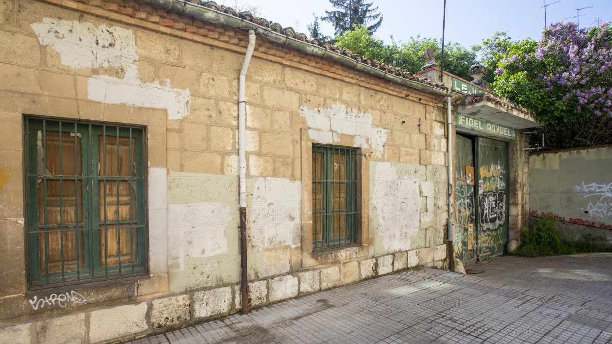 Imagen del edificio abandonado de Lejías El Cid. SANTI OTERO