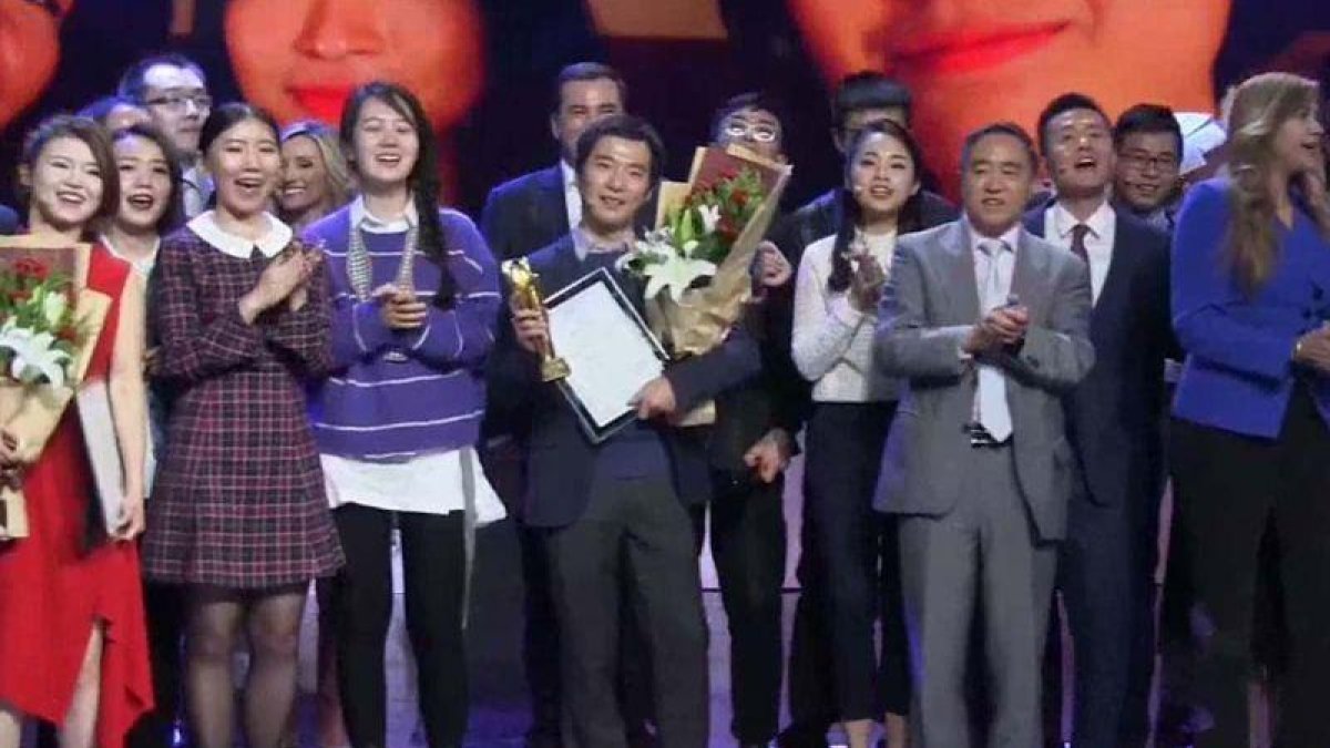 Los ganadores del concurso celebran el final de la edición en la televisión china.-EFE