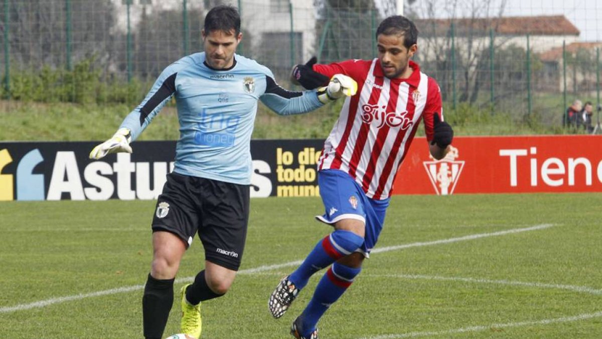 Mikel Aurreko durante el choque del domingo en Mareo.-JOAQUÍN PAÑEDA