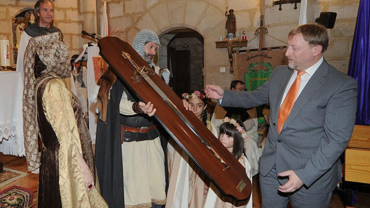 Momento en que el catedrático de la Universidad de Zaragoza, Alberto Montaner, recibe una réplica de la Tizona. ISRAEL L. MURILLO