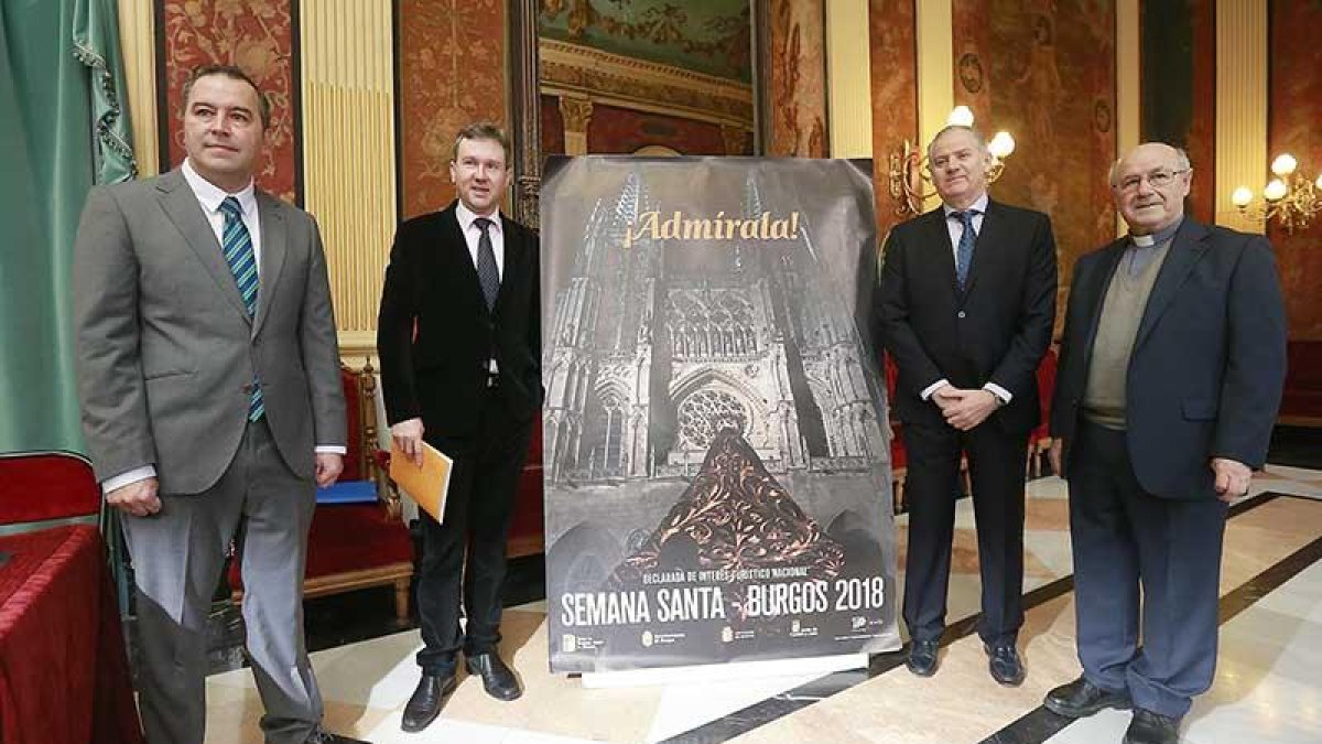 José Antonio Antón, Javier Lacalle, Víctor Cámara, portavoz de la Junta de Semana Santa, y López Santidrián.-RAÚL G. OCHOA