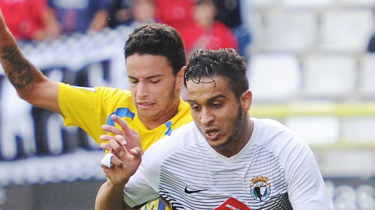 Youseff supera a un rival en el choque ante el Real Unión.-ISRAEL L. MURILLO