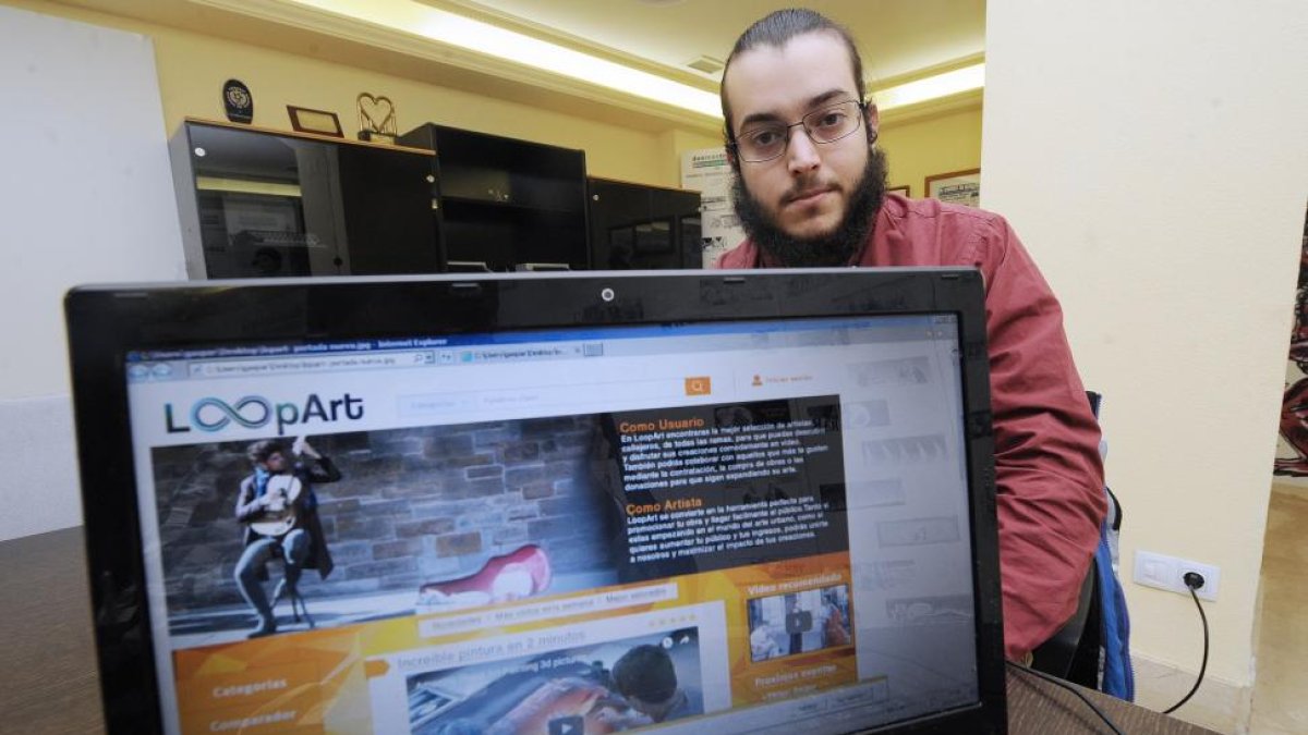 Gaspar Álvarez posa con el diseño de Loopart, que estaría disponible para ordenador, dispositivos móviles y tablets.-ISRAEL L. MURILLO