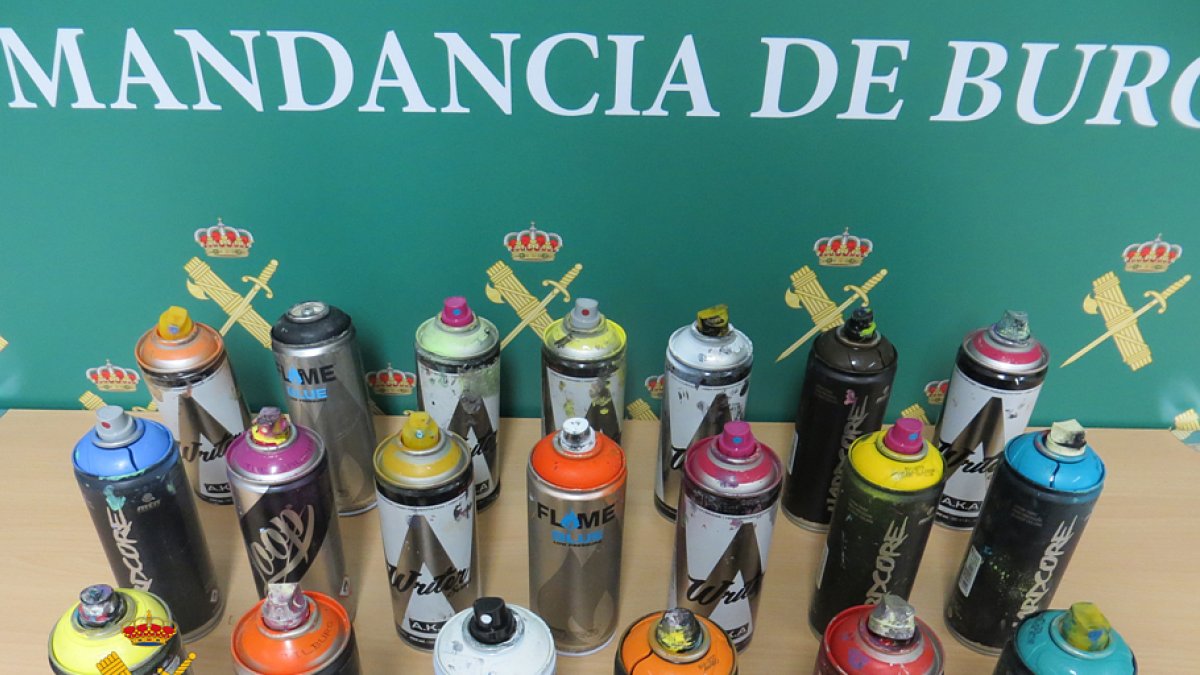Sprays intervenidos a los jóvenes denunciados. GUARDIA CIVIL