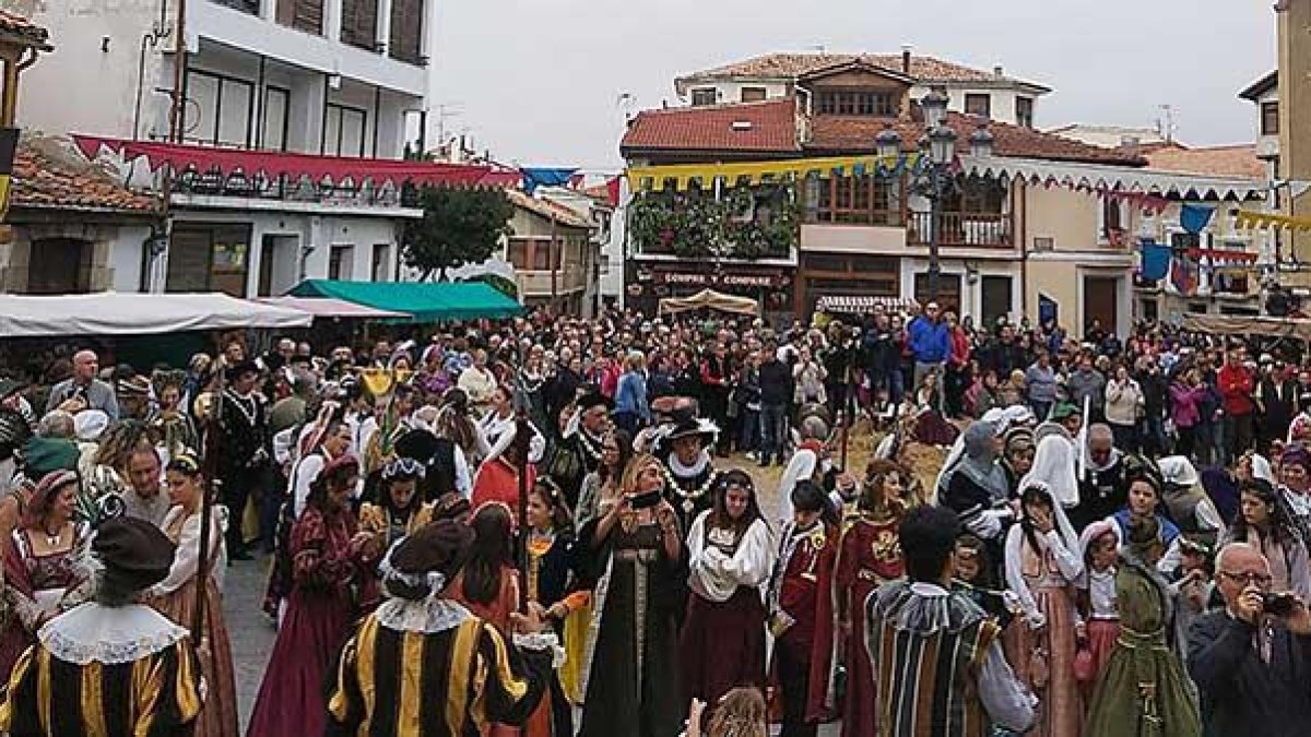El Gran Desfile Imperial fue todo un «éxito» a nivel de público. De hecho, estaba «todo el pueblo en la calle»junto a vecinos de Aguilar de Campoo y diferentes puntos de Cantabria.-ECB