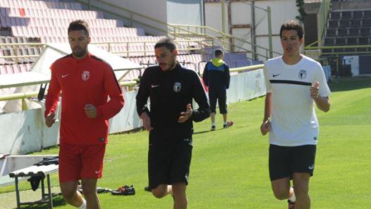 Dani Gómez (centro) durante un entrenamiento del Burgos CF junto a Toni (izquierda) y Mario Oreca.-ISRAEL L. MURILLO