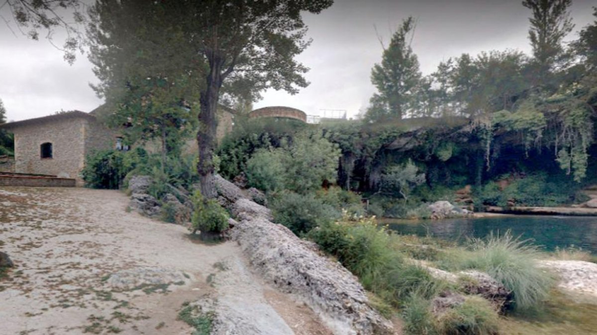 La intención es regular el baño y el uso estancial del paraje, y en futuro abrir una oficina de turismo en el molino.-ECB