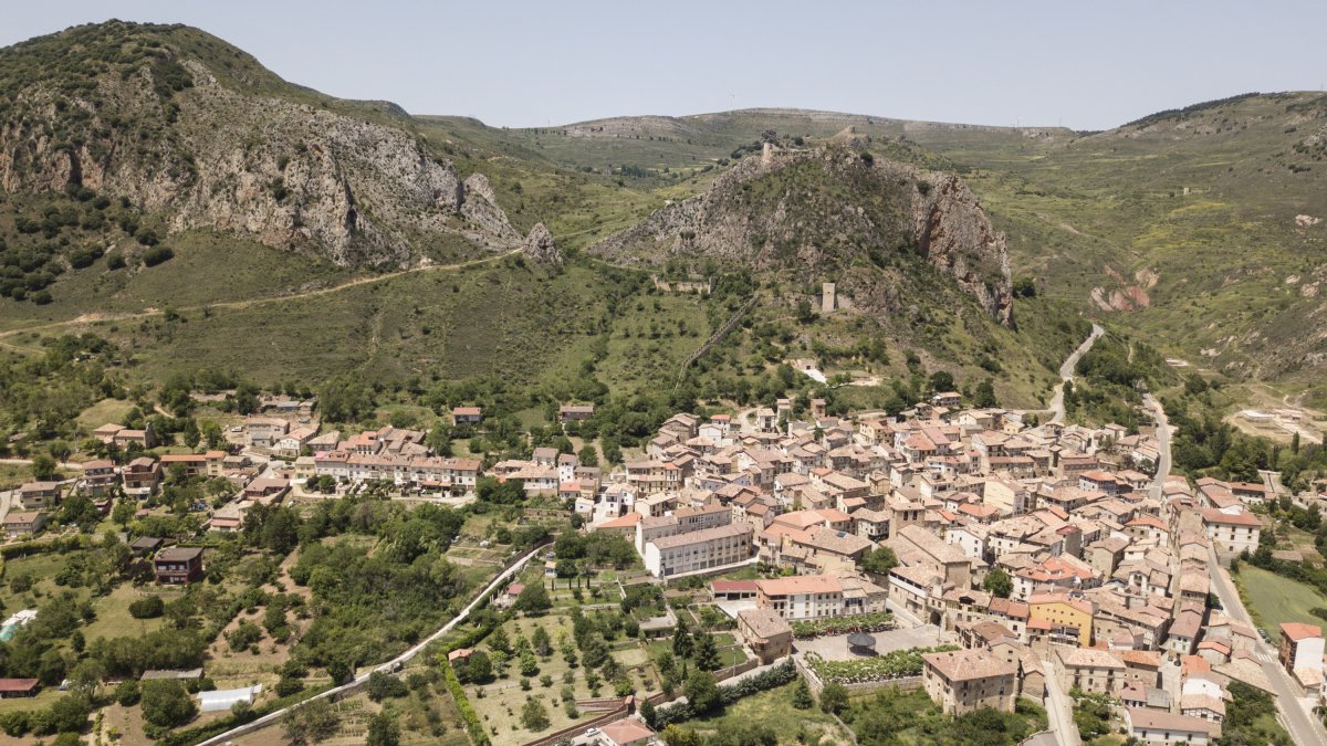 Vista panorámica de Poza de la Sal, con el Castillo en lo alto. ECB