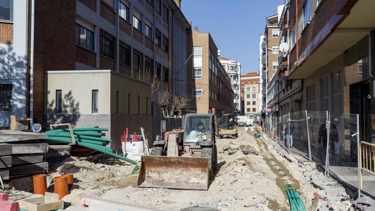 Trabajos para peatonalizar la calle San Julián en Burgos. SANTI OTERO